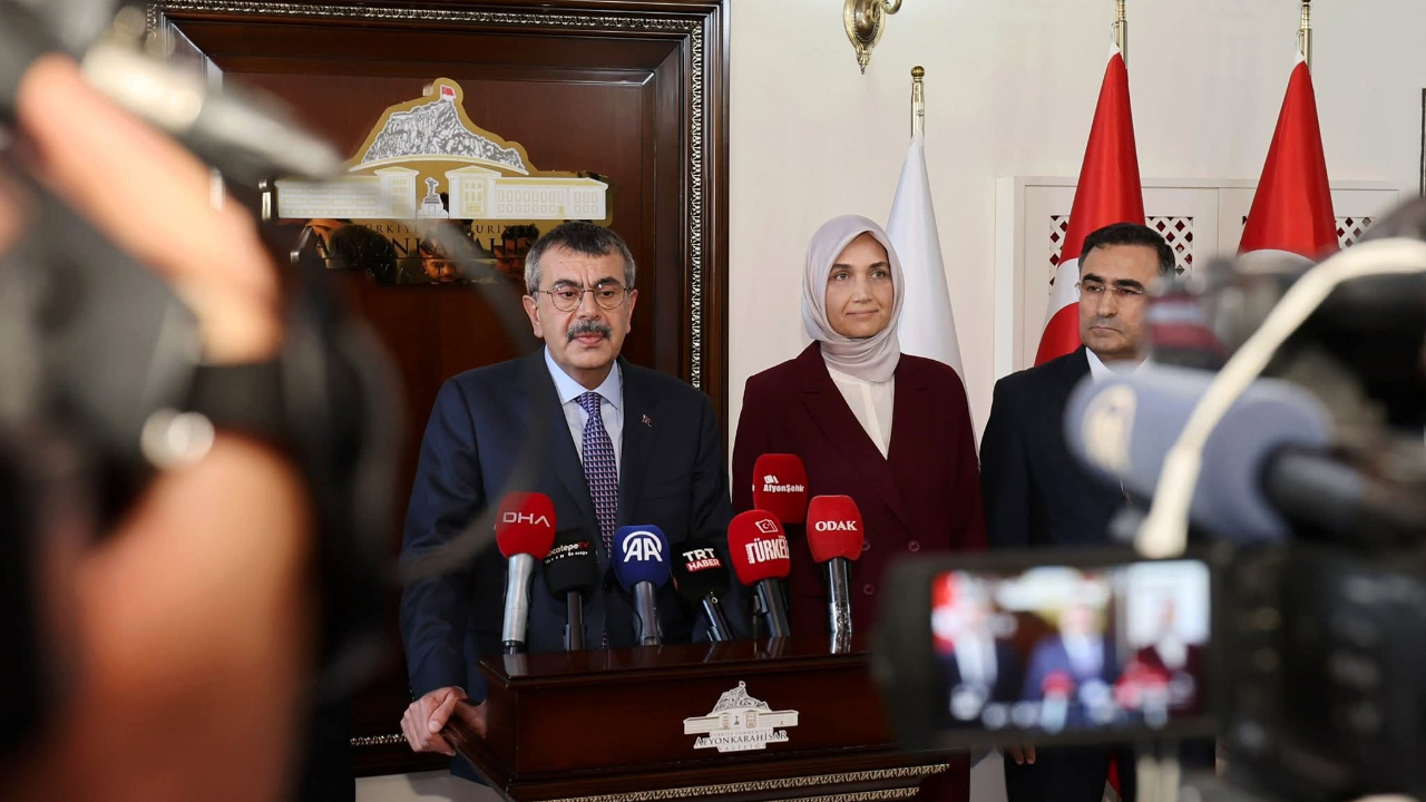 Bakan Tekin Afyonkarahisar Valisi Yiğitbaşı'nı Övdü