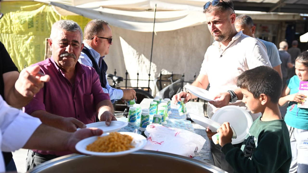 Emirdağ'da Aş Dağıtıp Kortej Yürüyüşü Yaptılar