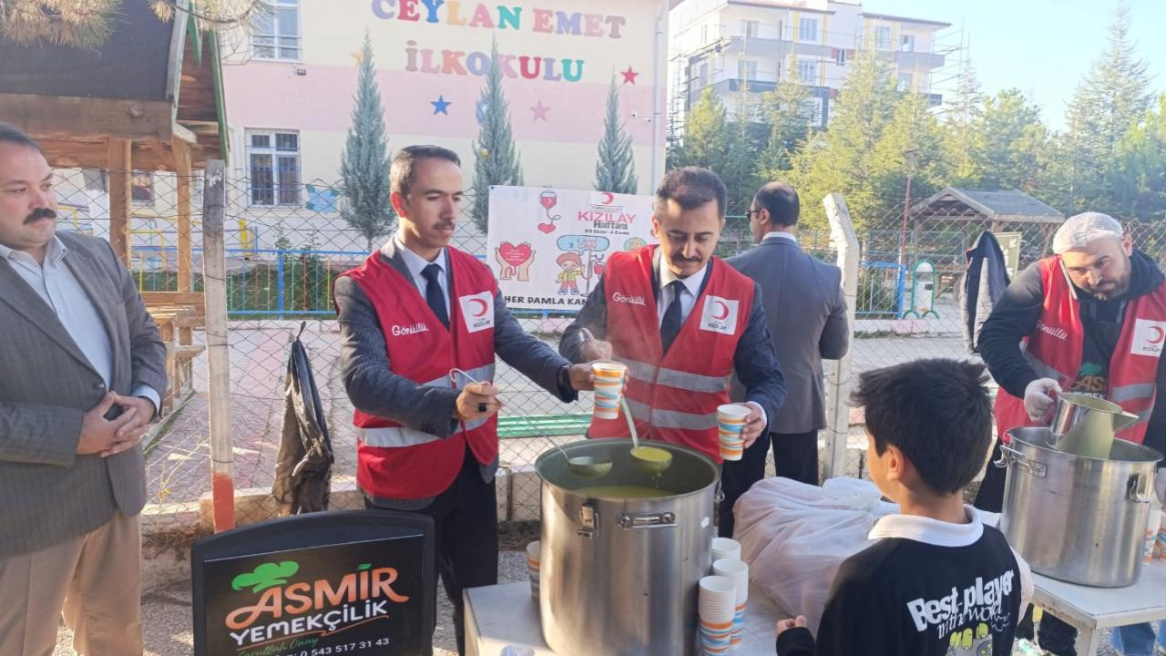 Bolvadin'de Kızılay Haftasında Öğrencilere Sıcak Çorba İkramı Yapıldı