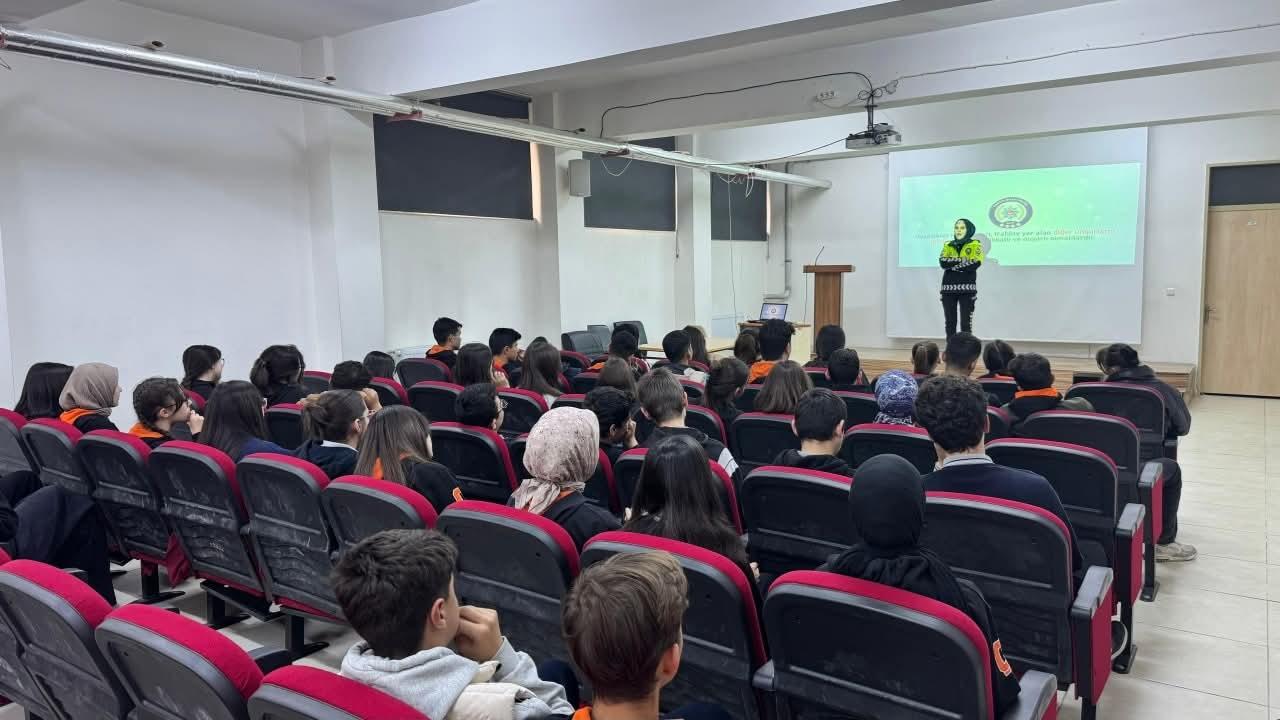 Çay’da Öğrencilere Trafik Eğitimi Verdiler! Maksat Kazaların Önüne Geçmek