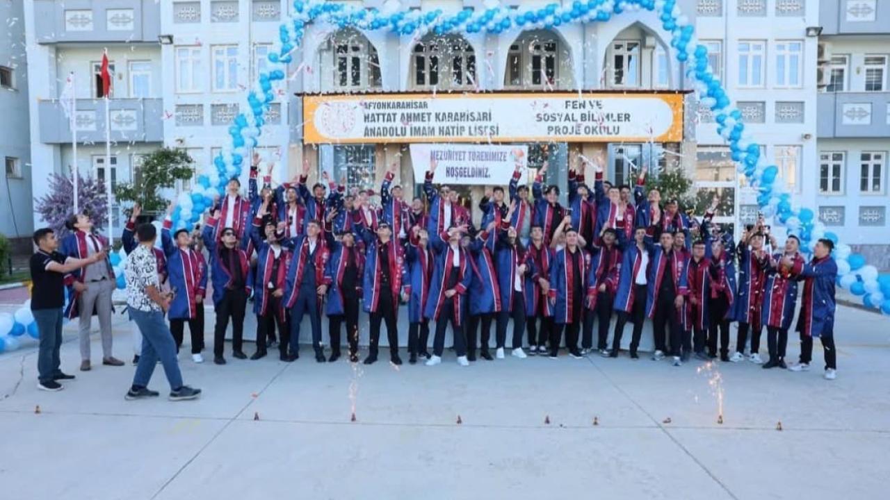 Afyonkarahisar Hakil’de Mezuniyet Heyecanı Yaşandı