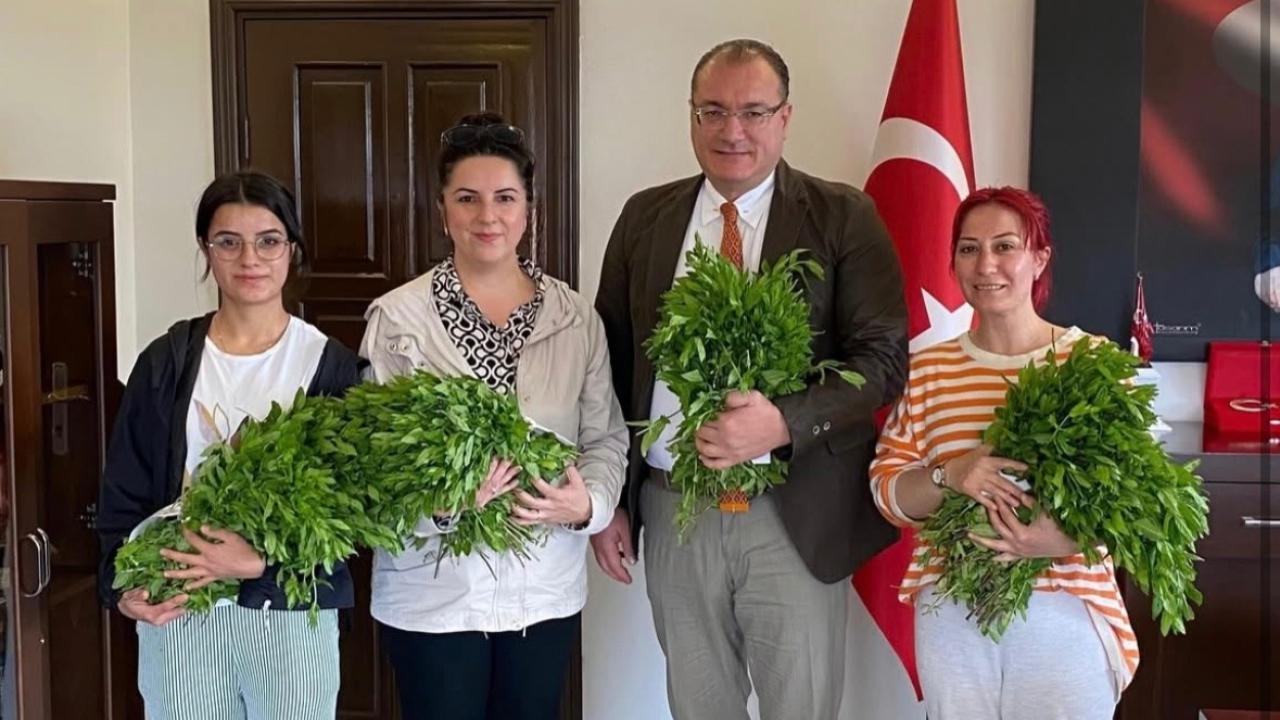 Bolvadin Huzurevi Sakinlerinden Kaymakam Arıkan’a Anlamlı Hediye