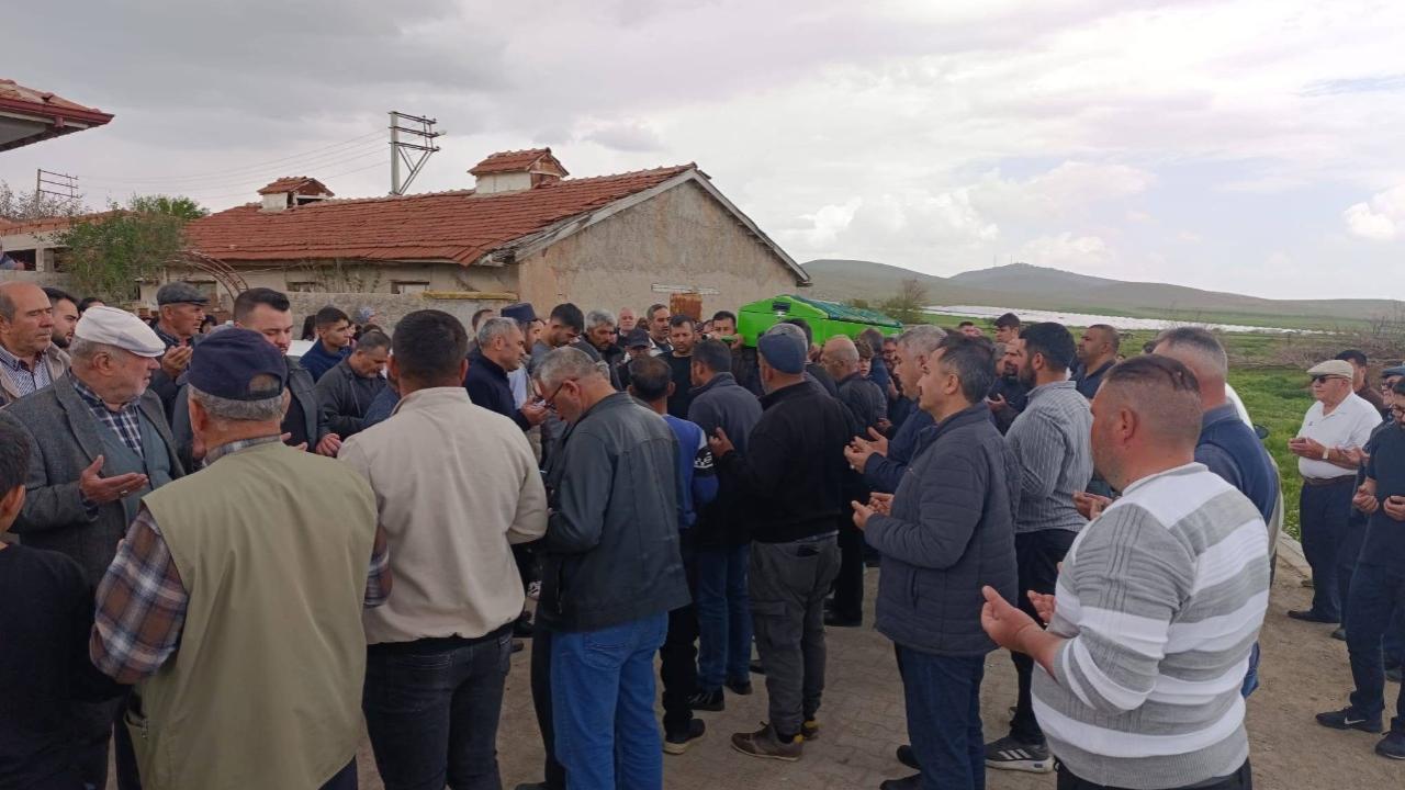 Bolvadin’de Kazada Hayatını Kaybeden Göçmen Gözyaşlarıyla Toprağa Verildi