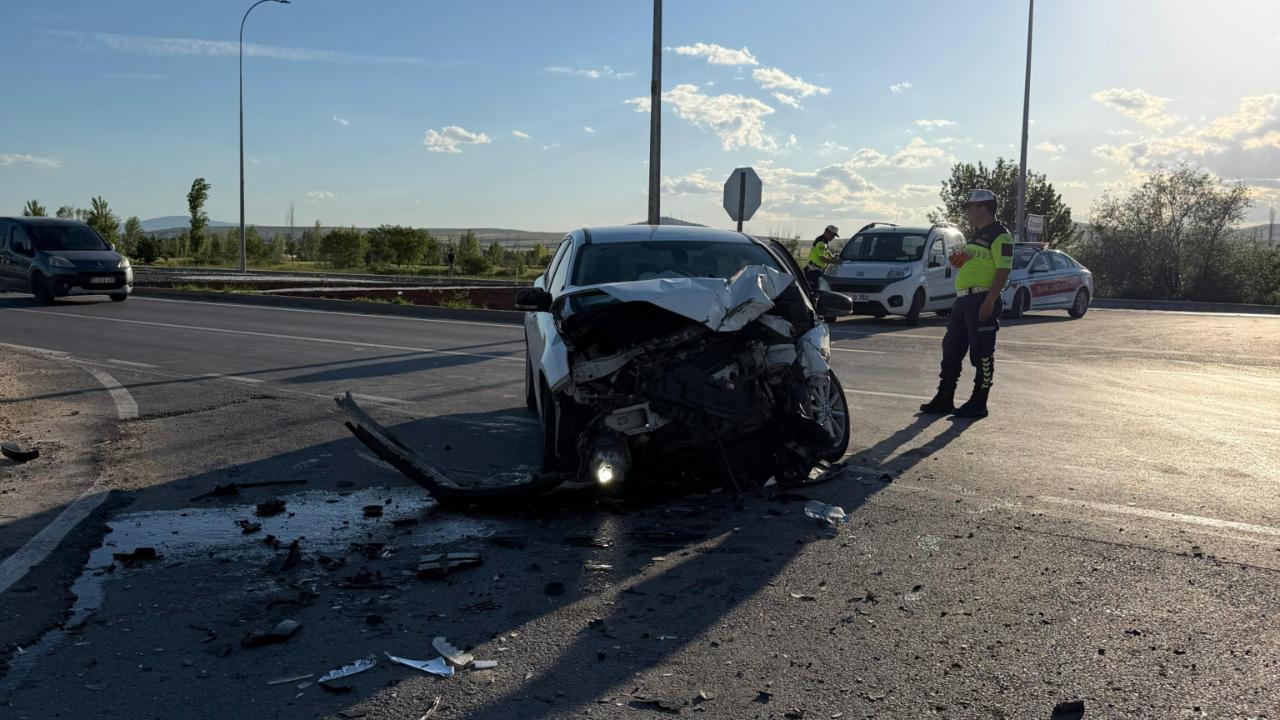 Bolvadin’de Otomobil İle Yolcu Otobüsü Çarpıştı 1 Yaralı