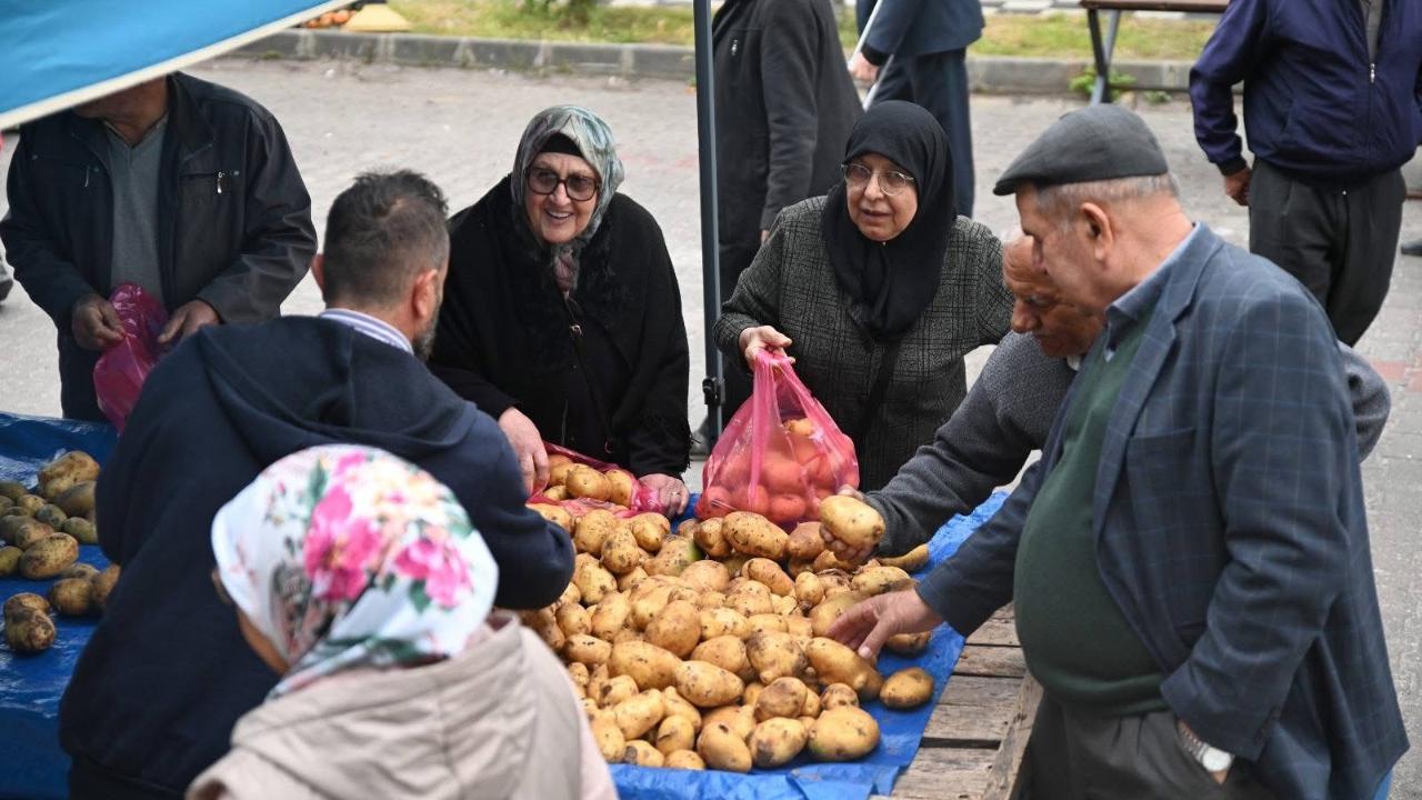 Emirdağ Cumartesi Pazarı Yağmura Rağmen Yoğun İlgi Gördü