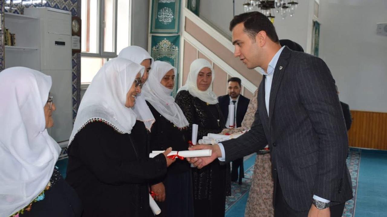 Sultandağı’nda Kur’an Kursu Coşkusu: Kursiyerlere Belgeleri Takdim Edildi