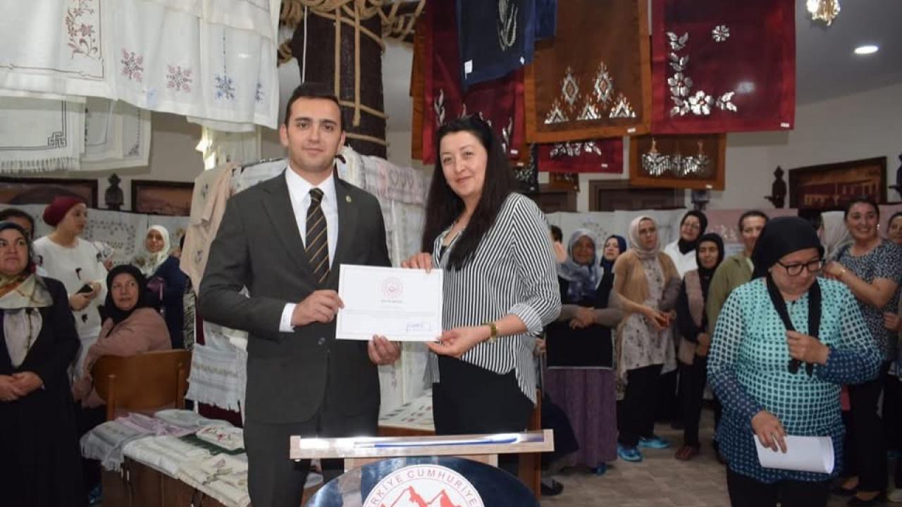 Sultandağı’nda Kursiyerlerin El Emekleri Sergilendi