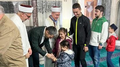Vali Aktaş Afyonkarahisar’da Çocuklara Harçlık Verdi