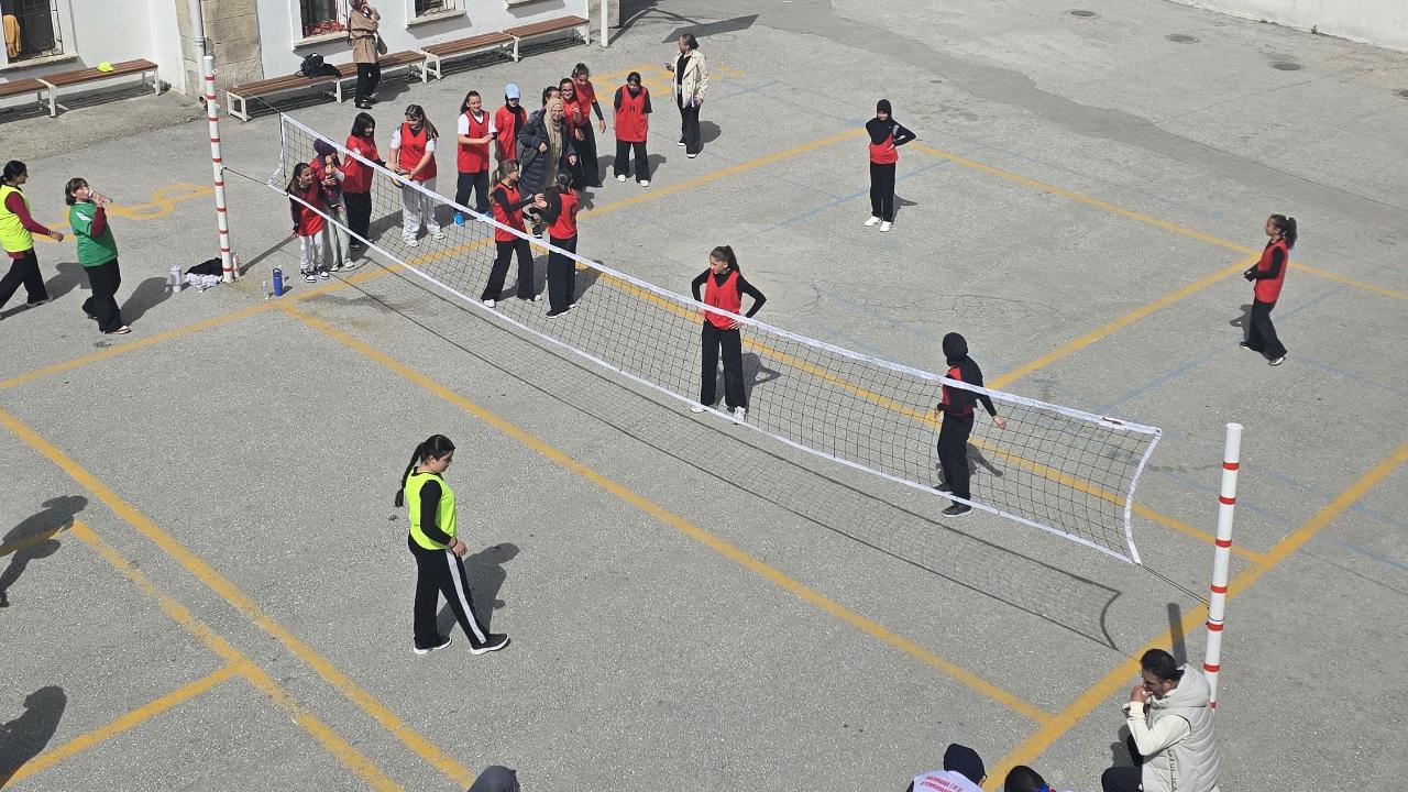 Afyonkarahisar’da İmam Hatip Ortaokulları Spor Müsabakaları Büyük Heyecana Sahne Oldu