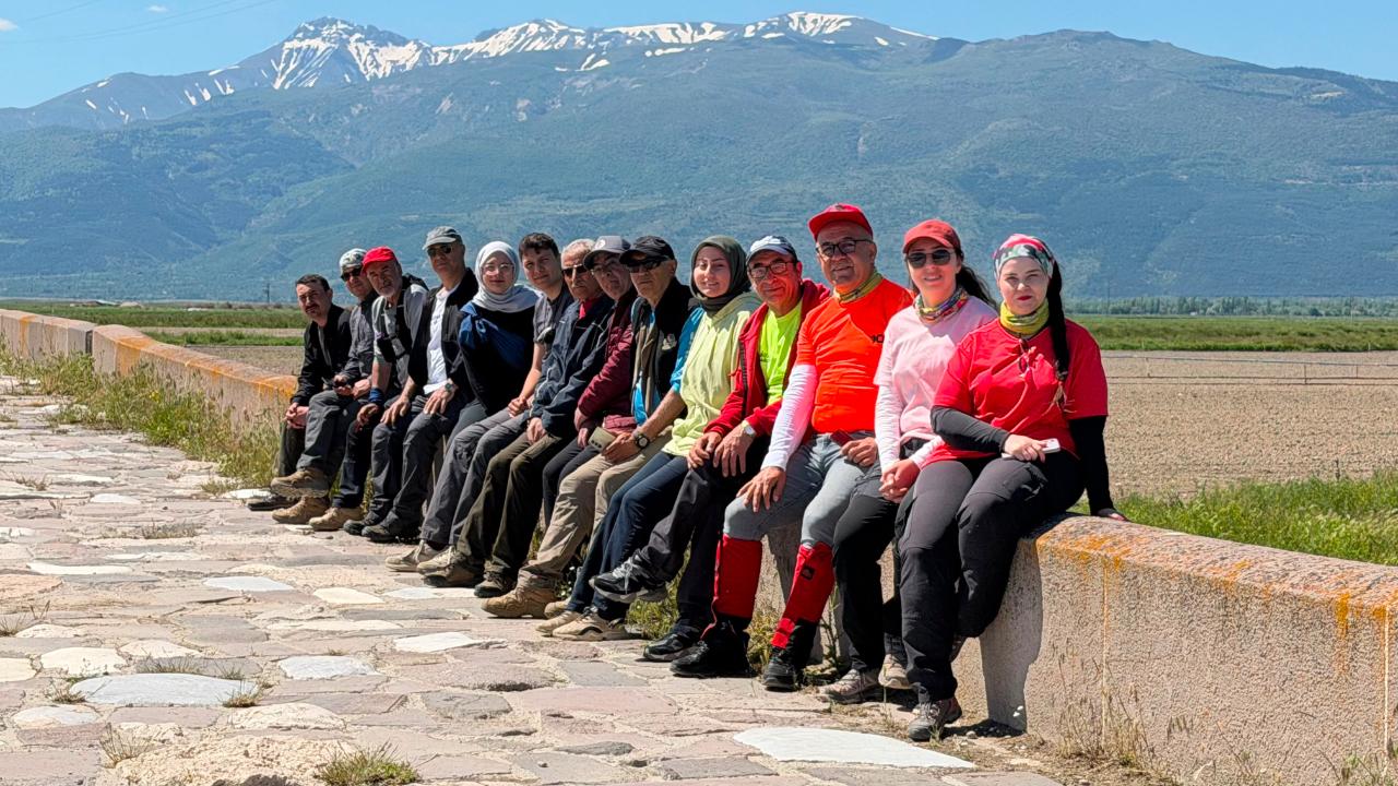 Başlığı baş harfleri büyük olacak şekilde şu şekilde kullanabilirsiniz: Tarihin İzinde Doğa Yürüyüşü: Çaydos Üyeleri Frigya’dan Yedikapı’ya Uzanan Rota İzledi