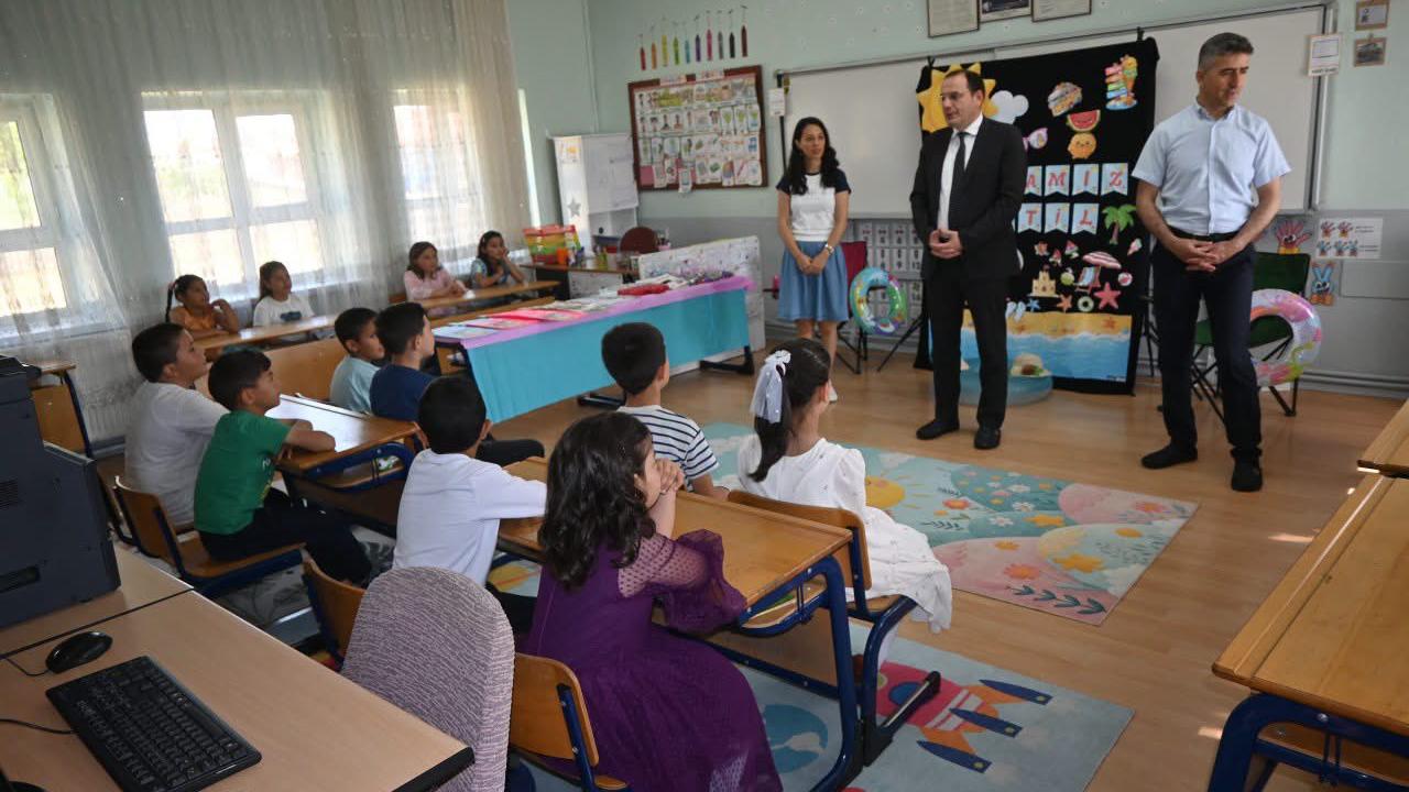 Çay Kaymakamı Türker Maltepe Köyü İlkokulu’nda Karne Sevincine Ortak Oldu