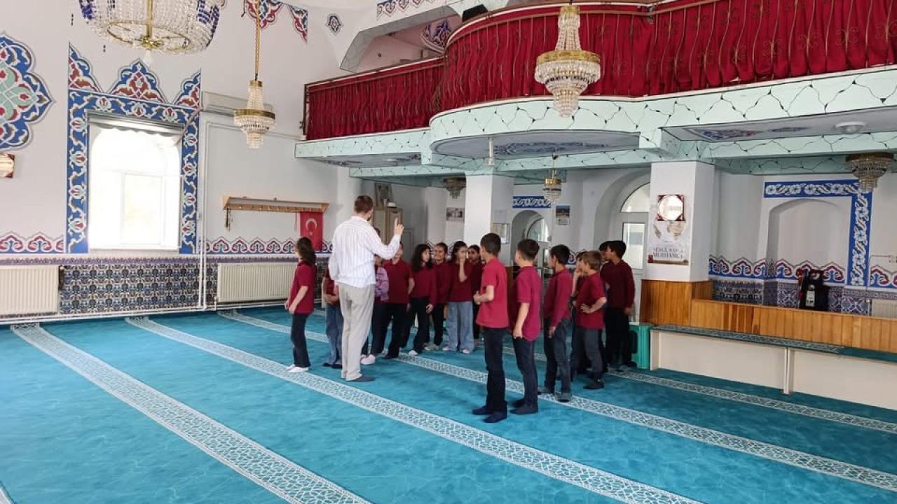 Emirdağ Gömü’de Din Görevlisi Durmuş Çok Güzel İşler Yapıyor