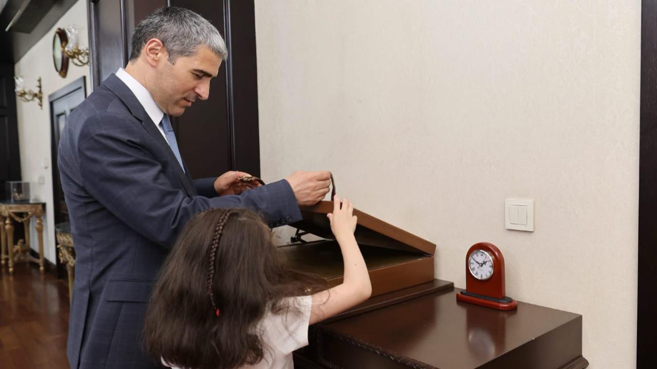 Koruyucu Aile Şahan Çiftinden Vali Aktaş’a Anlamlı Ziyaret