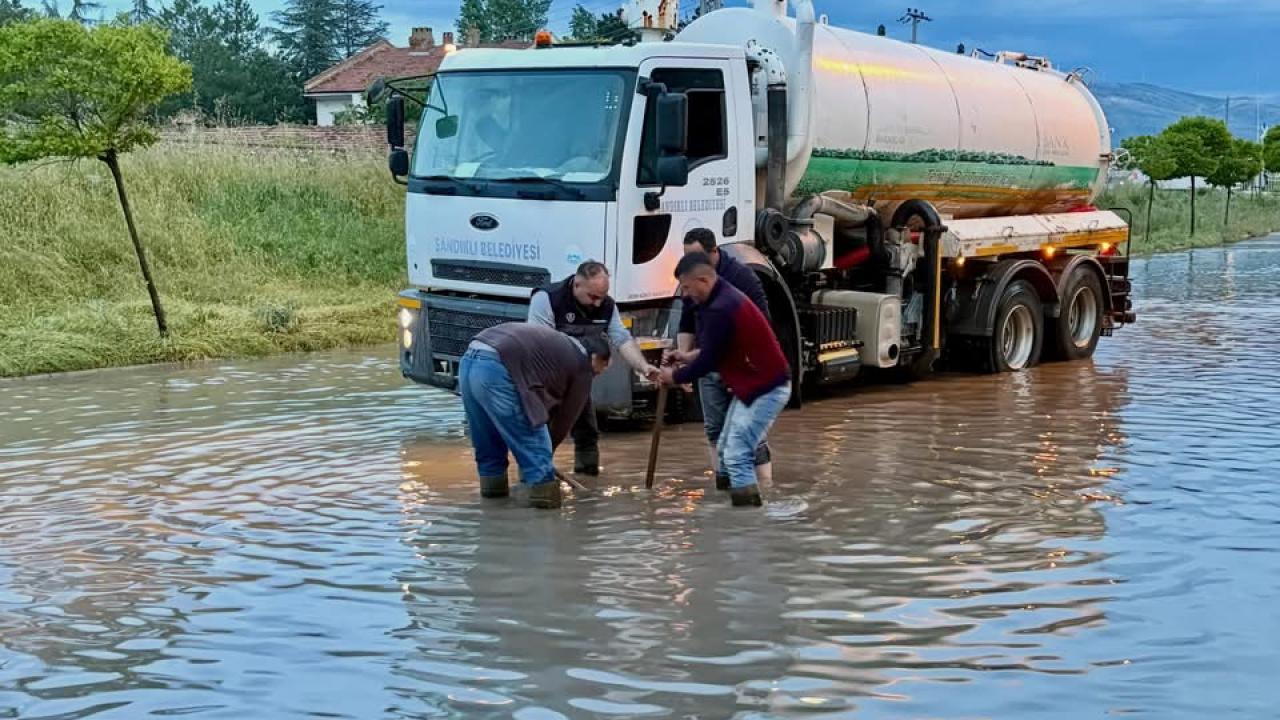 Sandıklı’da Sel Alarmı Belediye Ekipleri Sahada
