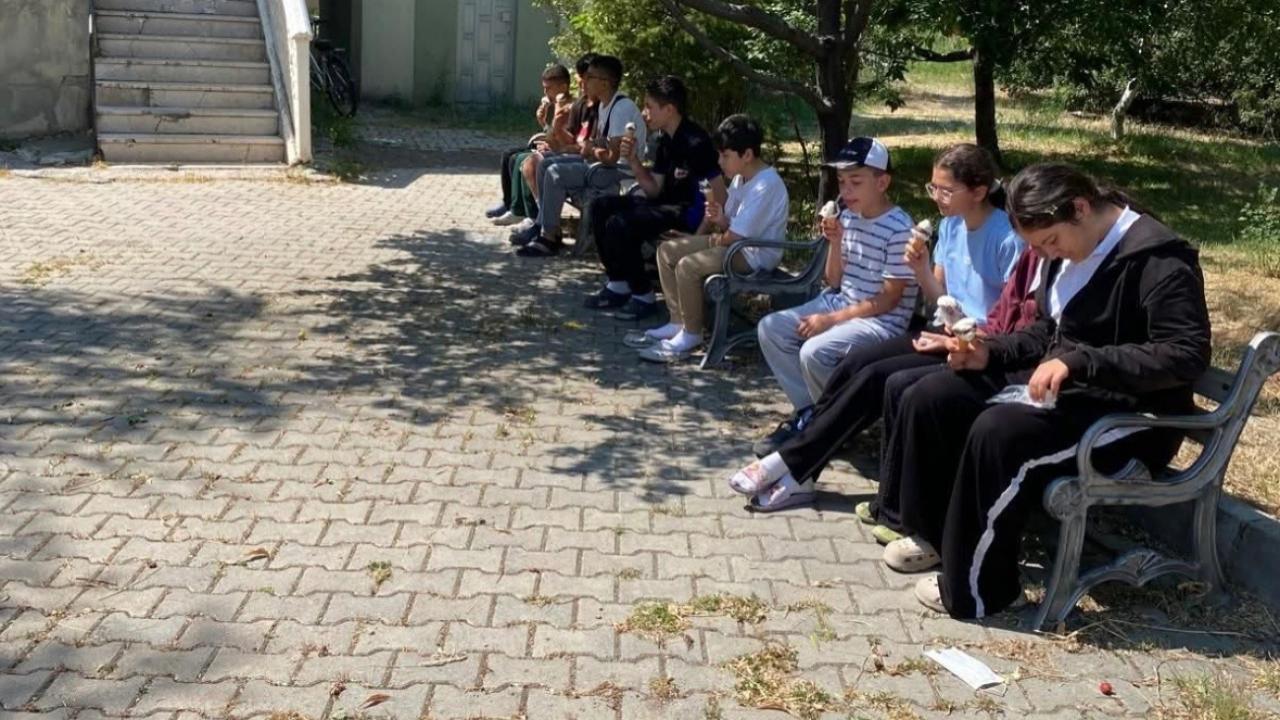 Çay’da Yaz Kur’an Kursu Öğrencilerine Toros Dondurma’dan Tatlı Jest