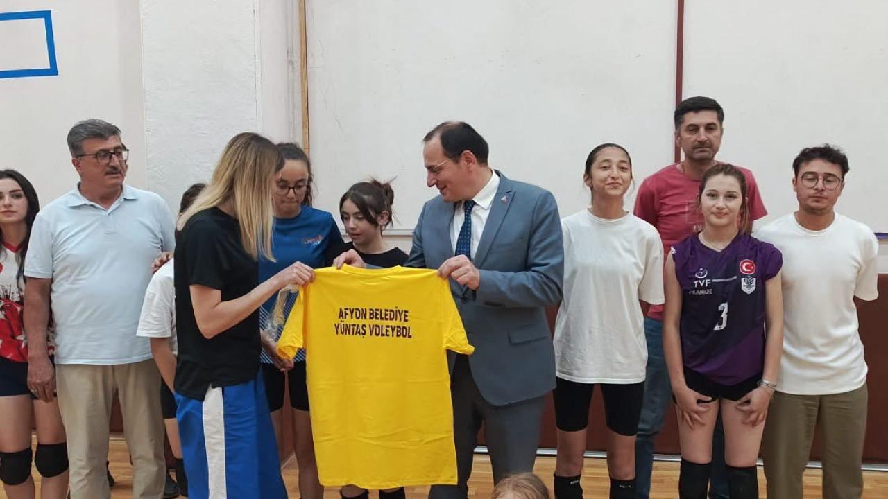 Çaylı Kız Voleybolculardan Büyük Başarı: 19 Sporcudan 17’si Afyon Belediyespor Altyapısına Seçildi