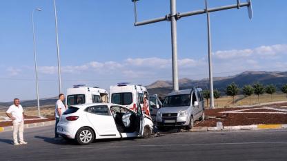 Emirdağ Tezköy Kavşağında Feci Kaza: 2’si Çocuk 7 Yaralı